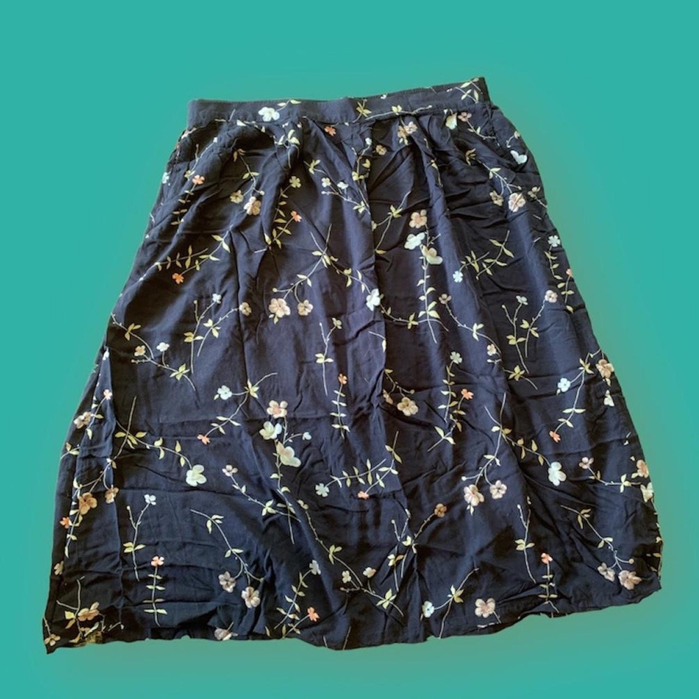 Navy & floral midi skirt w pockets!!
